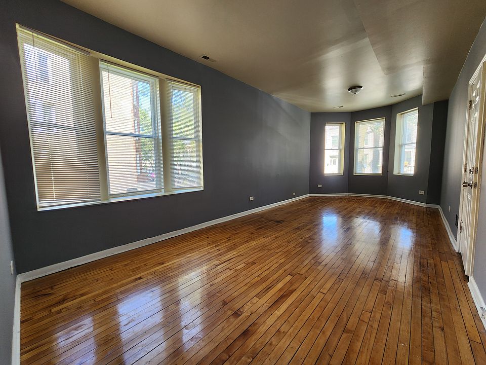 Spacious living room
