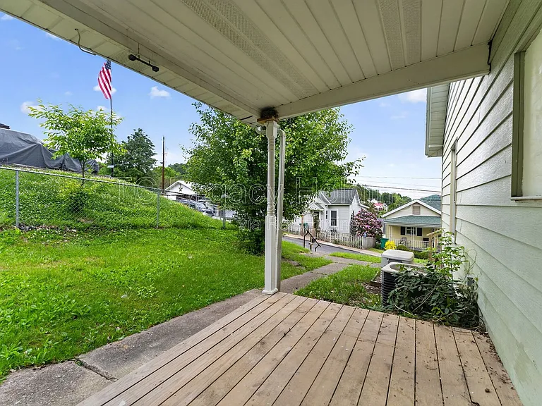 407 Simpson Ave — Photo 4