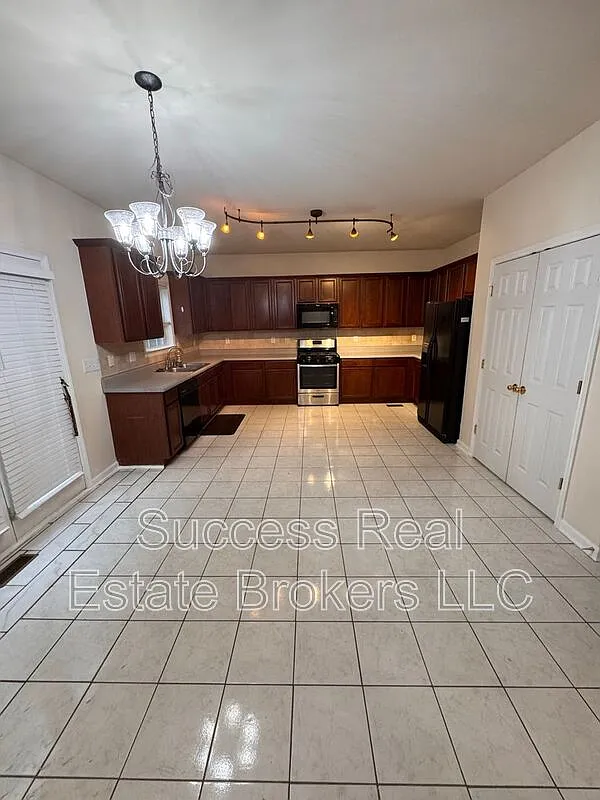 4 bed, 2.5 bath, 3408 sqft, $2,750 — Photo 3