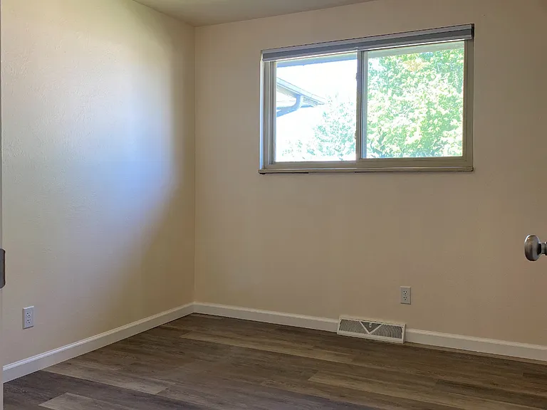 1215 Sunset St — Photo 4