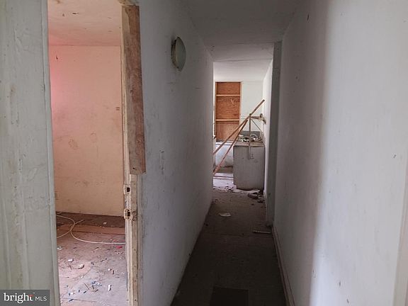 4th image of 1021 N Monroe St