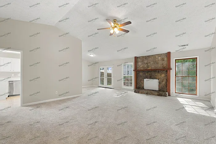 3 bed, 2.0 bath, 1948 sqft, $2,045 — Photo 4