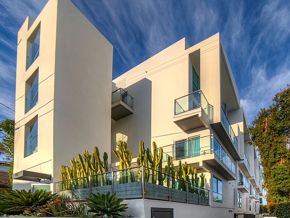 2nd image of 912 N San Vicente Blvd APT 3