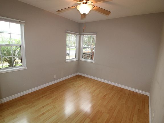 3rd image of 641 W Glenoaks Blvd