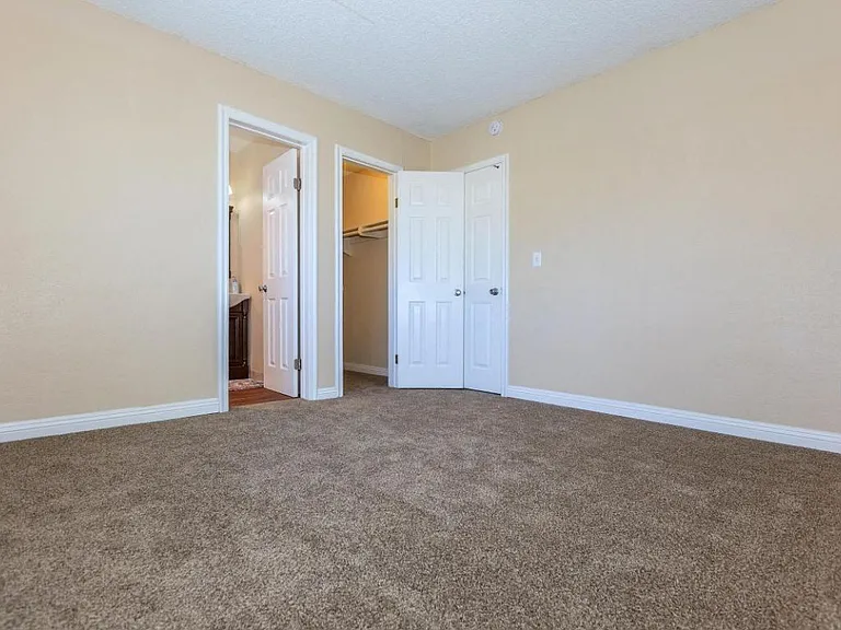 Dorado Plaza Apartments — Photo 29