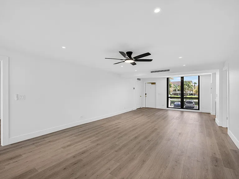 136 Lakeshore Dr — Photo 16