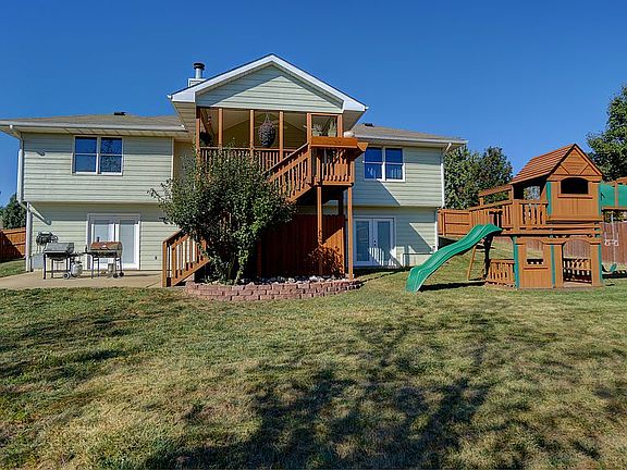 5th image of 402 Carpathian Dr