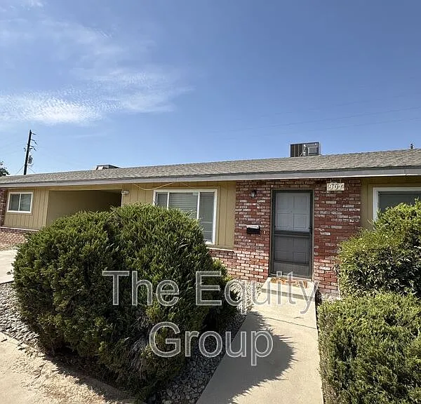907 S Demaree St — Photo 1