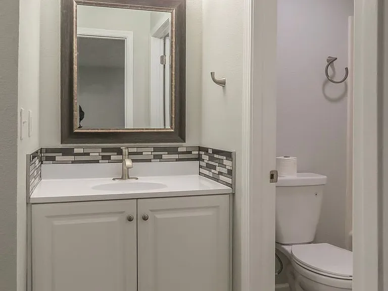 880 N Pershing St — Photo 7