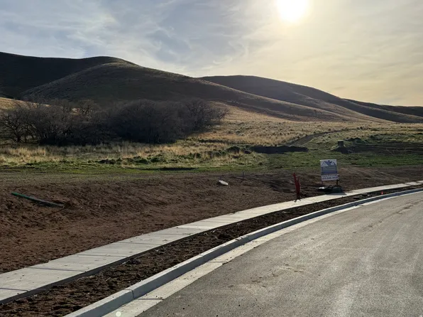 606 S Oakridge Dr E, Tooele, UT 84074