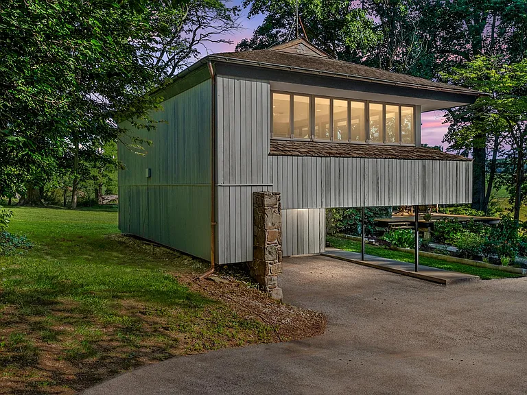 8 Ansari Ct — Photo 1