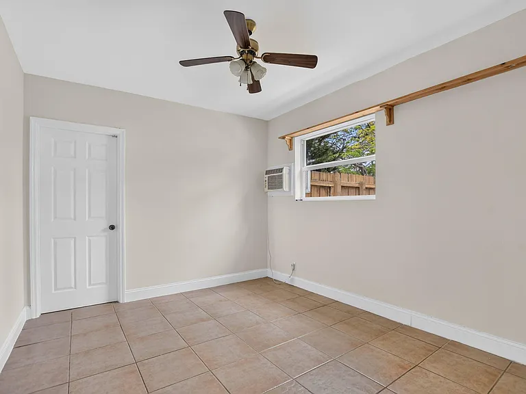 2250 NE 4th Ct — Photo 30