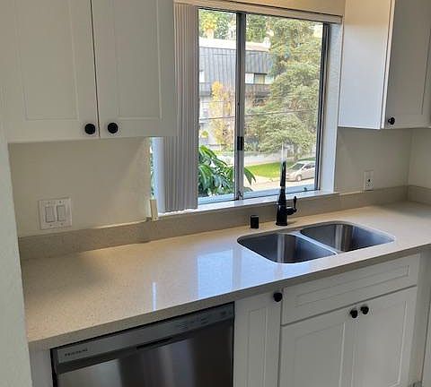 4th image of 2218 N Beachwood Dr APT 201
