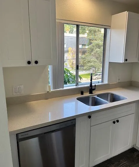 2218 N Beachwood Dr #201 — Photo 2