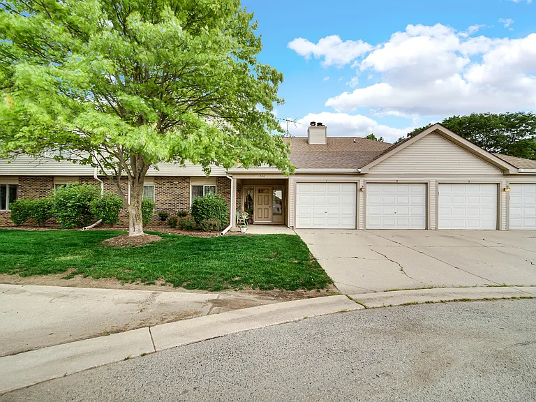 7000 Newport Dr #204 — Photo 2