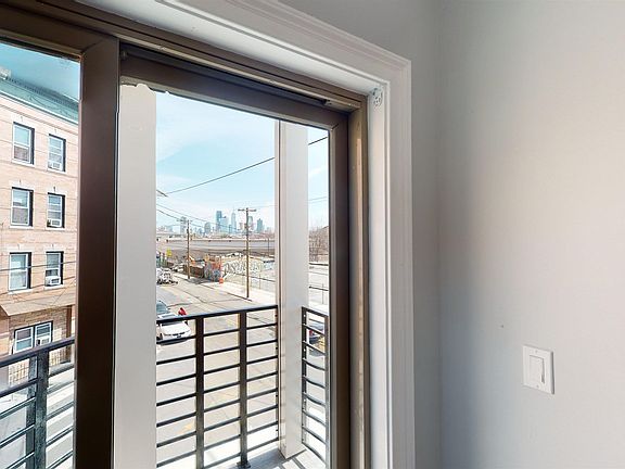 4th image of 680 Grand St
