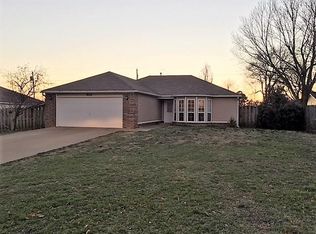 503 Persimmon St SW, Gravette, AR 72736