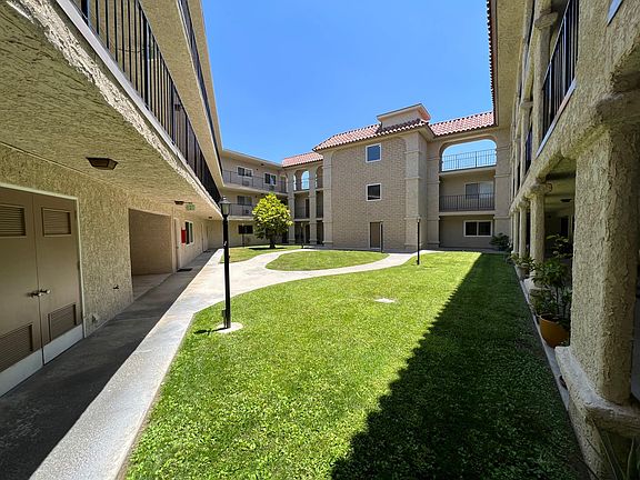 4th image of 3010 Montrose Ave APT 29