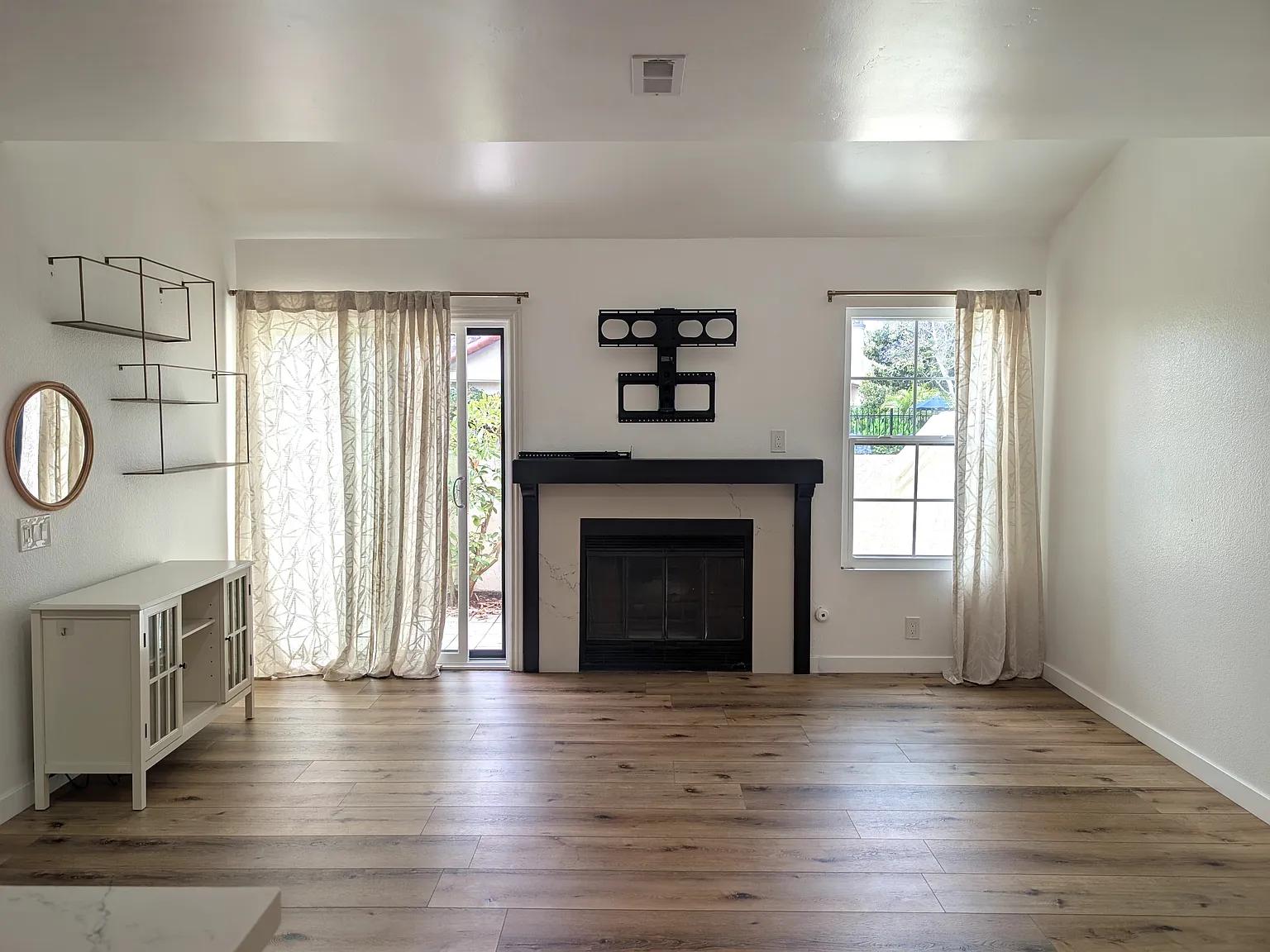 3 bed, 1322 sqft, $4,700 — Photo 3