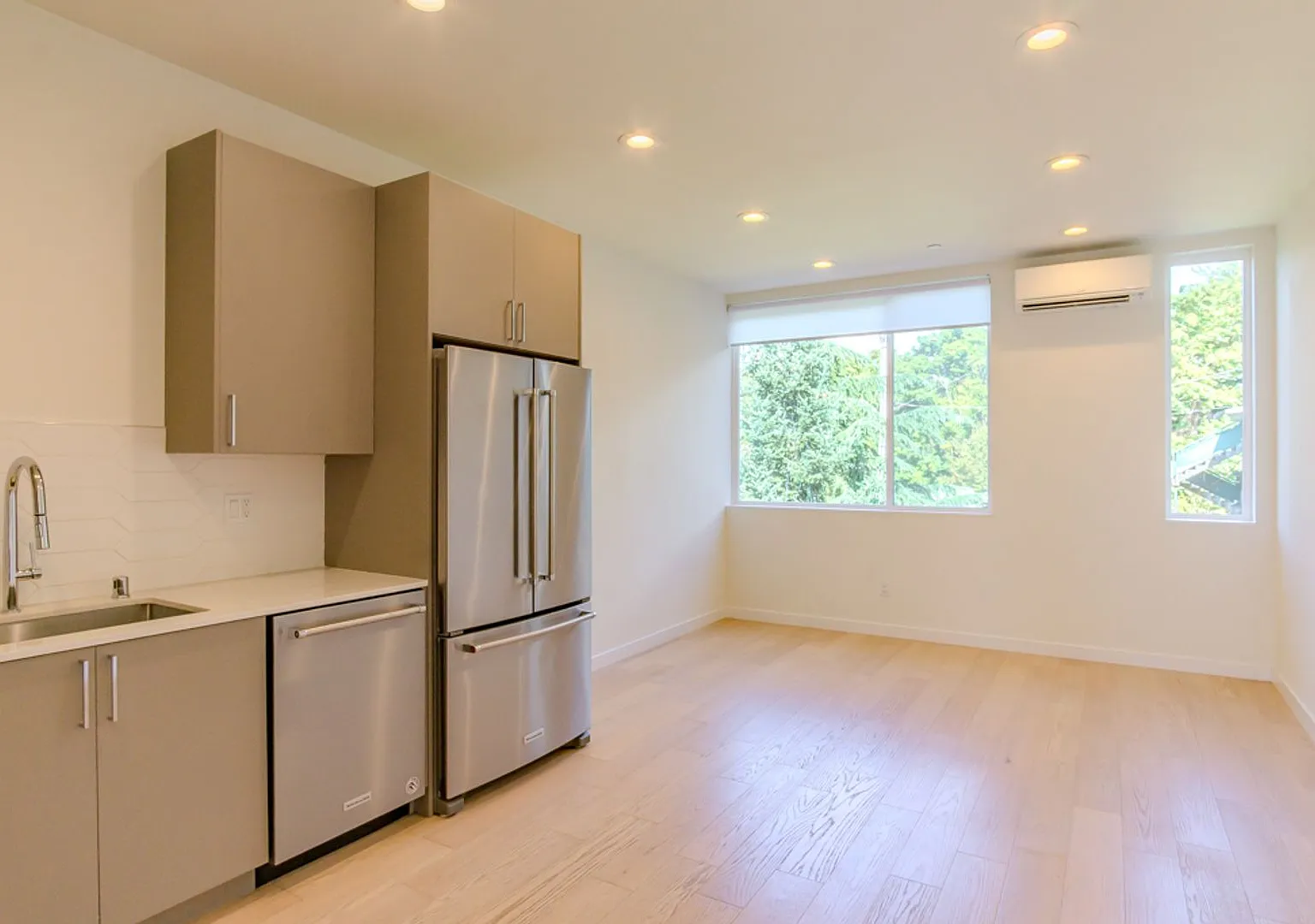 2bd/2ba Seattle Townhome — Photo 3