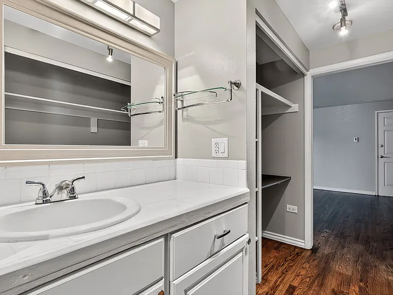 985 N Corona St #202 — Photo 13