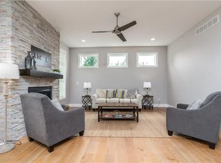 6215 Waterford Ct, Johnston, IA 50131