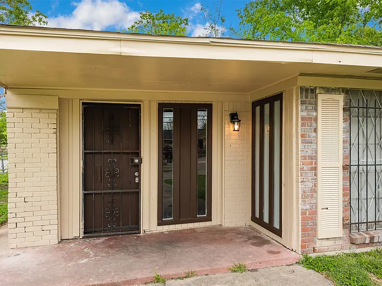 5503 S Acres Dr — Photo 2
