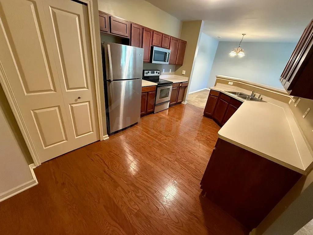 2 bed, 2.5 bath, 1669 sqft, $1,950 — Photo 4