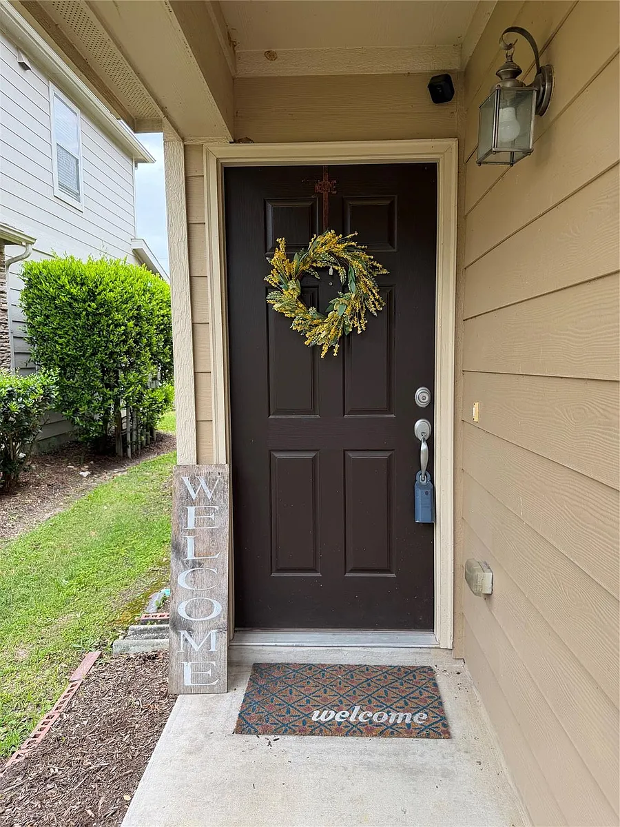 Building Photo - 16010 Limestone Lake Dr