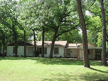 1st image of 804 Greenwood Dr