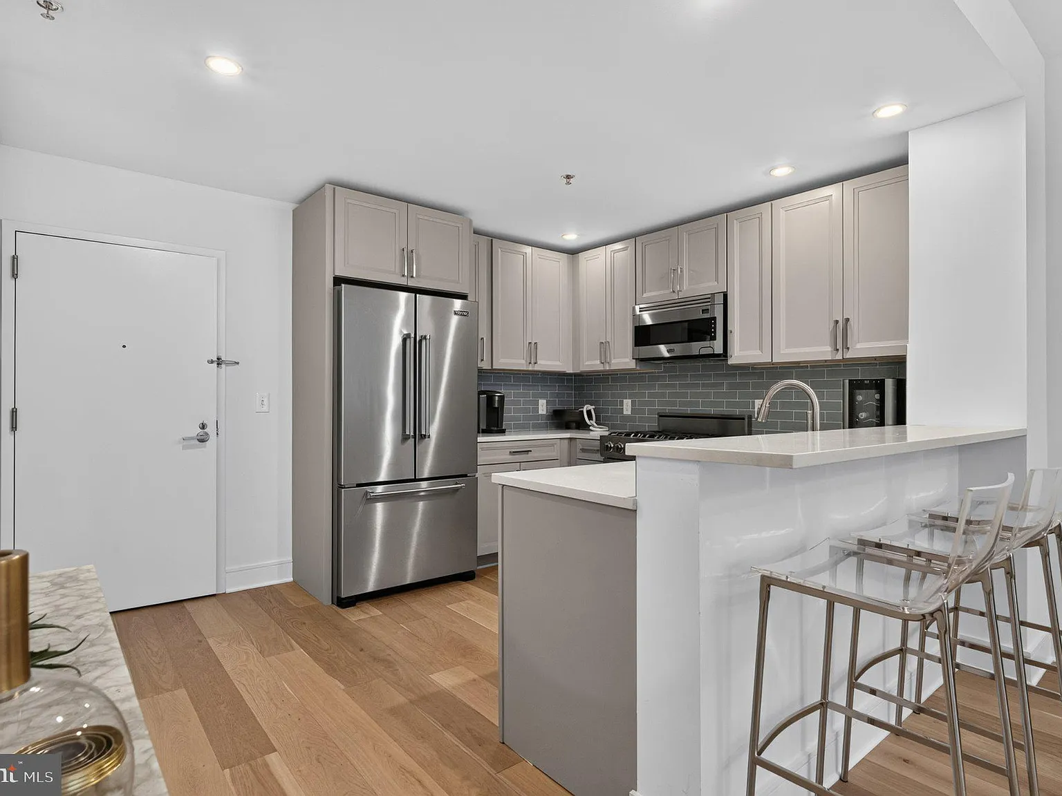 1 bed, 1.5 bath, 926 sqft, $5,300 — Photo 3
