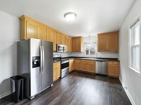2nd image of 5 Belvidere St E #1
