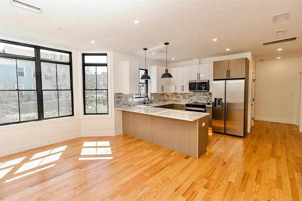 2 bed, 2.0 bath, 1000 sqft, $3,350 — Photo 2