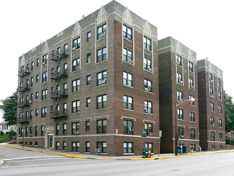 Hill Manor - Renovated Apartments Near Train Station — Photo 33