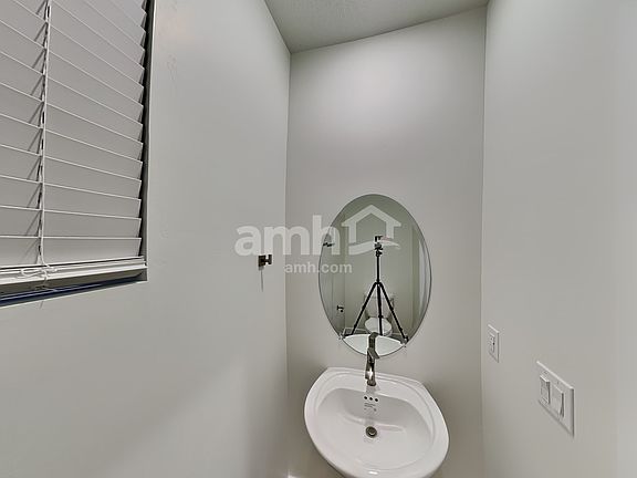 5th image of 1152 E Caitlyn St