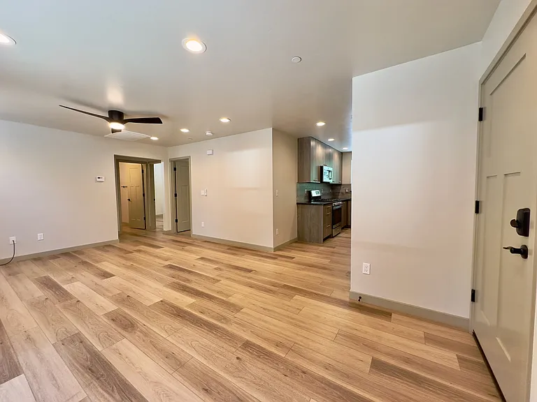 871 Glorene Ave #B — Photo 3