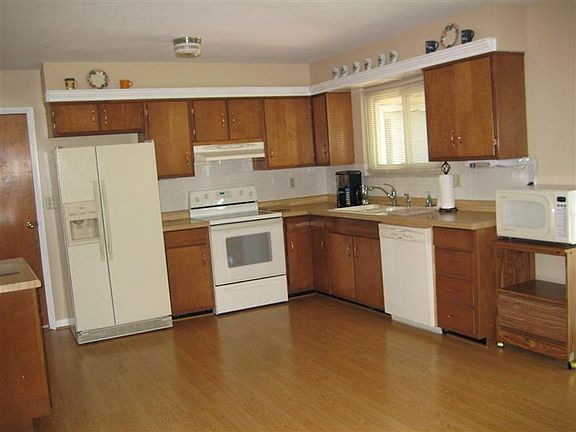 5th image of 1020 Robinette Ave