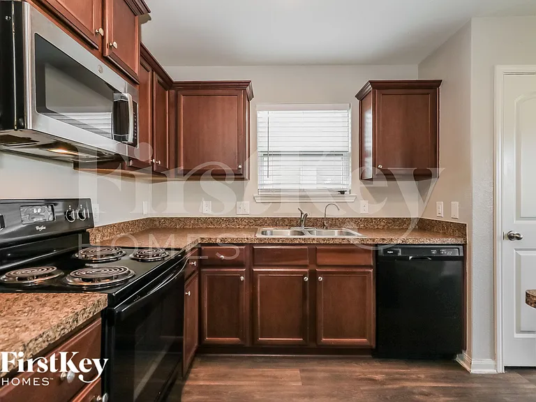 3004 Oak Ln — Photo 5