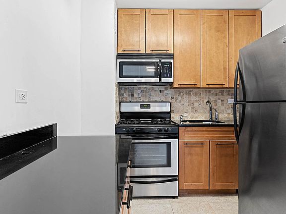 5th image of 5900 Arlington Ave APT 8P