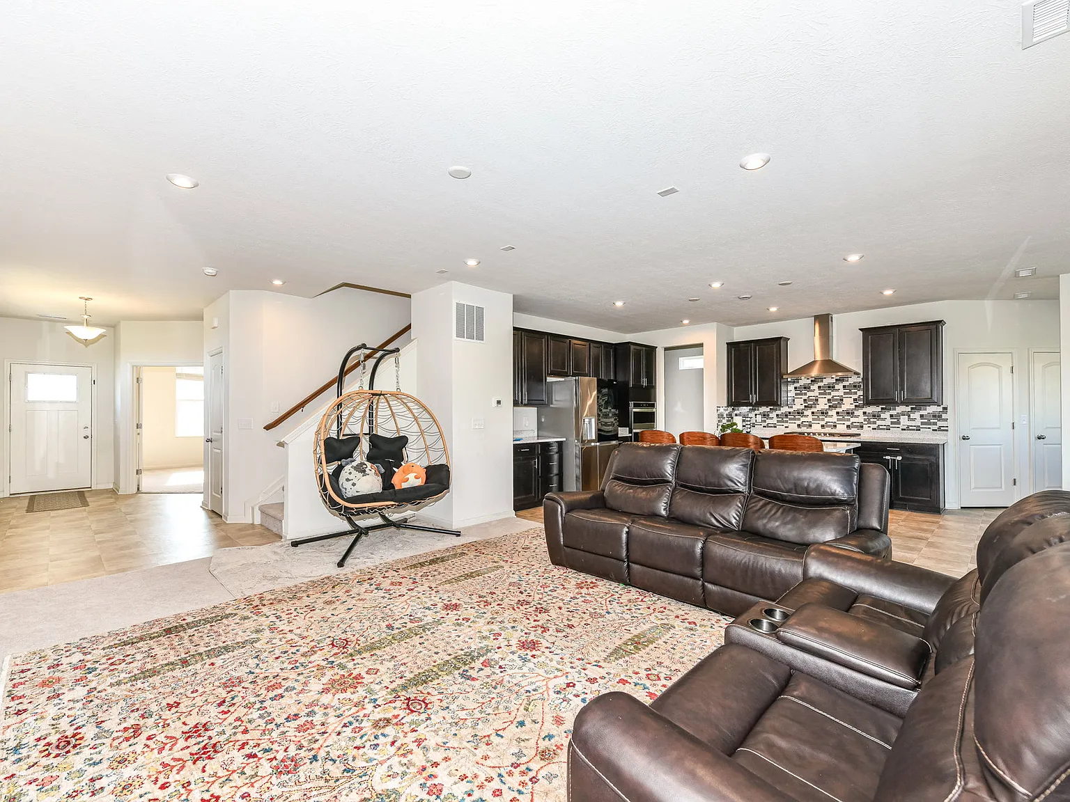 4 bed, 2.5 bath, 2795 sqft, $2,500 — Photo 2