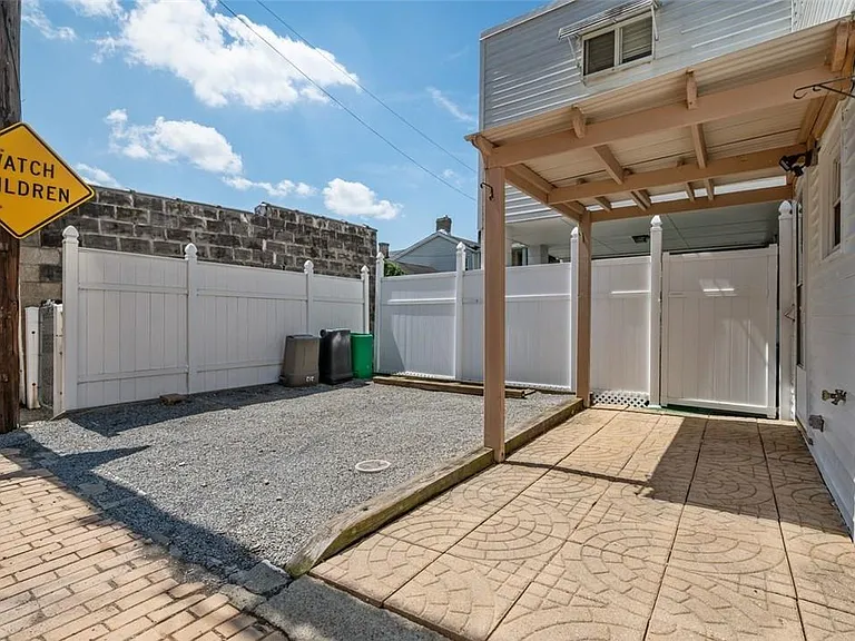 212 Sheridan St — Photo 16