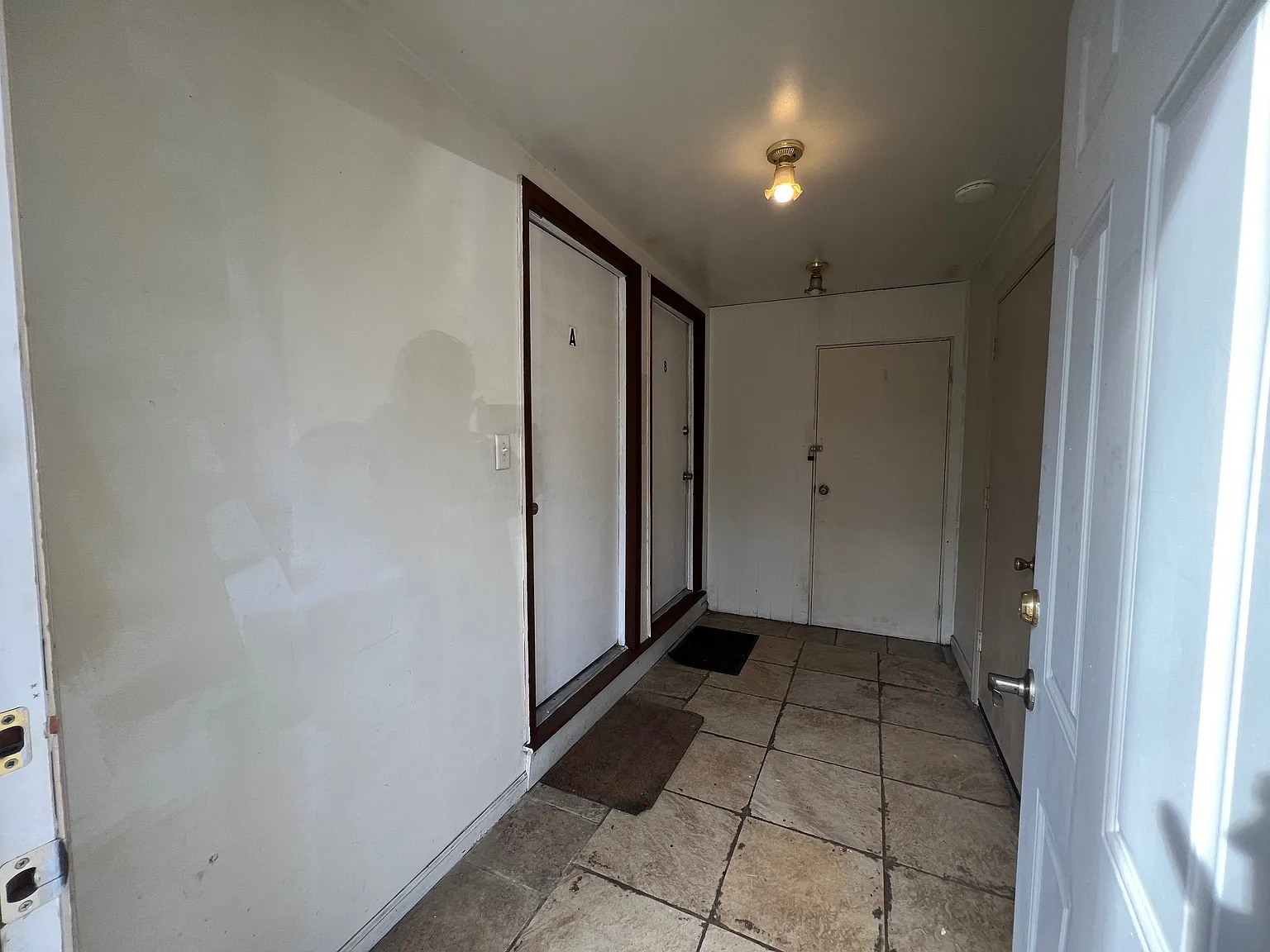 2 bed, 1000 sqft, $1,900 — Photo 2