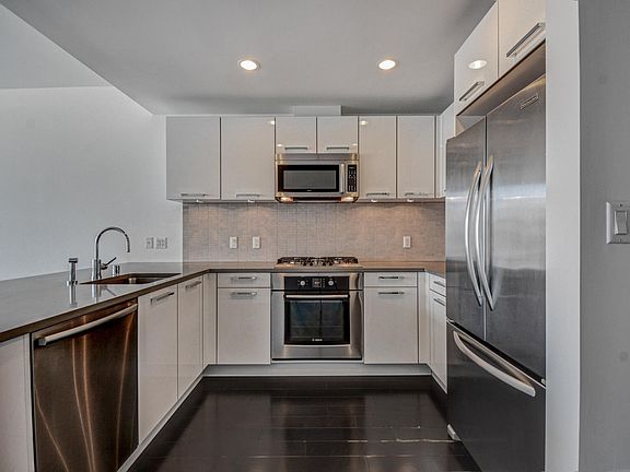 4th image of 1 Hawthorne St Unit 15D