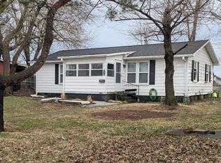 326 W Vine St, Oakland City, IN 47660