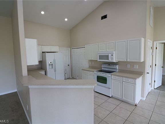 4th image of 2522 NE 6th Pl
