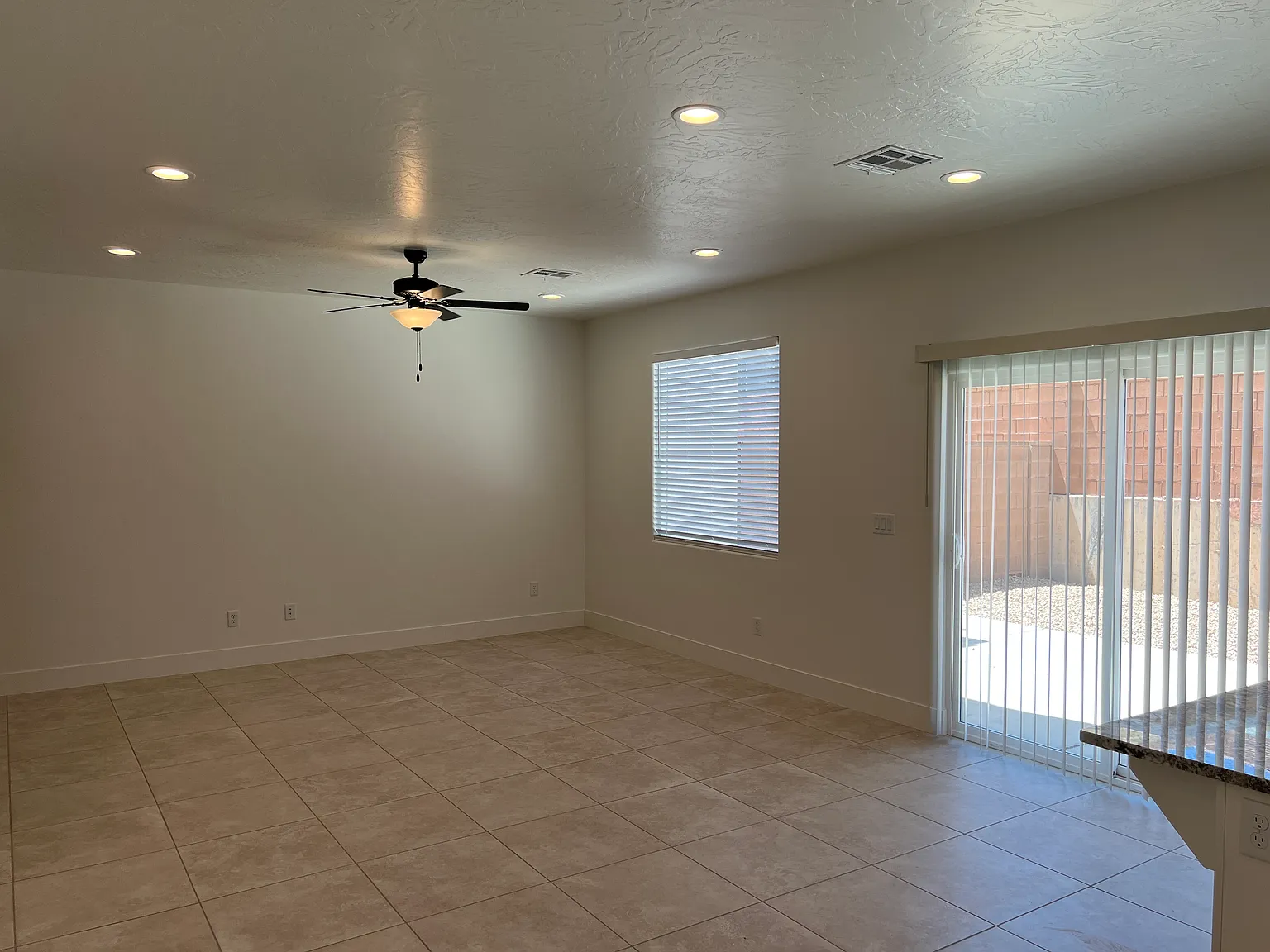 4 bedroom 2.5 bathroom condo — Photo 4