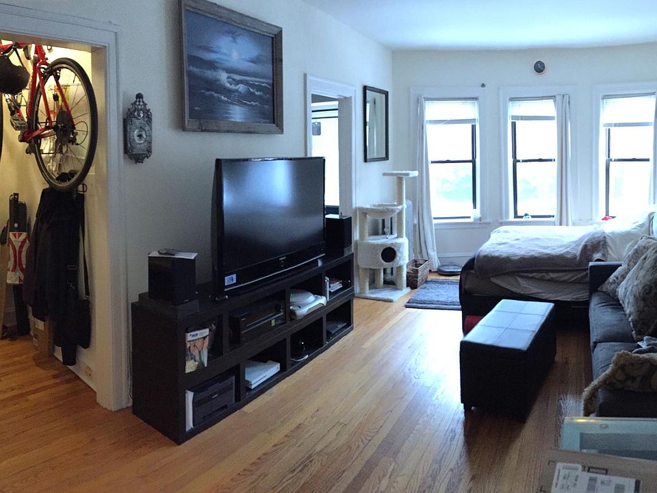 1st image of 5560 N Lakewood Ave APT 1L