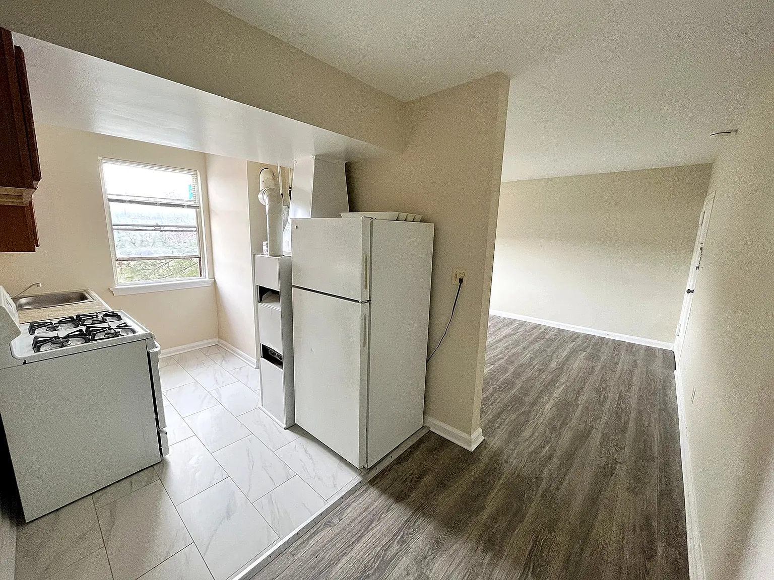 811 Barnaby St SE - 202 — Photo 2