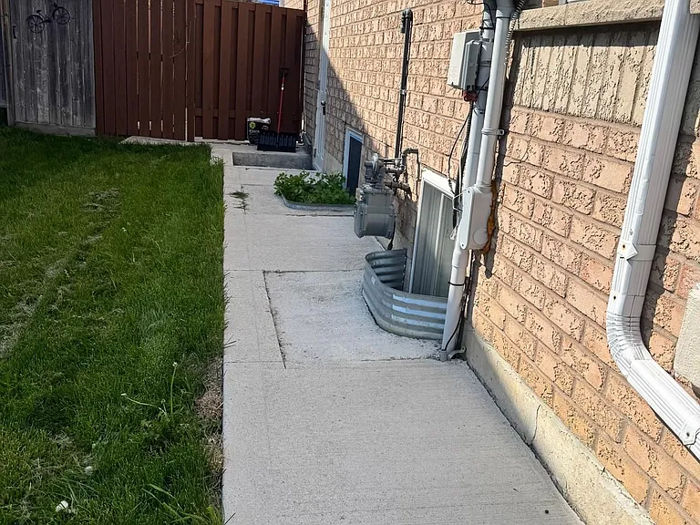 120 Viceroy Cres #2 — Photo 2