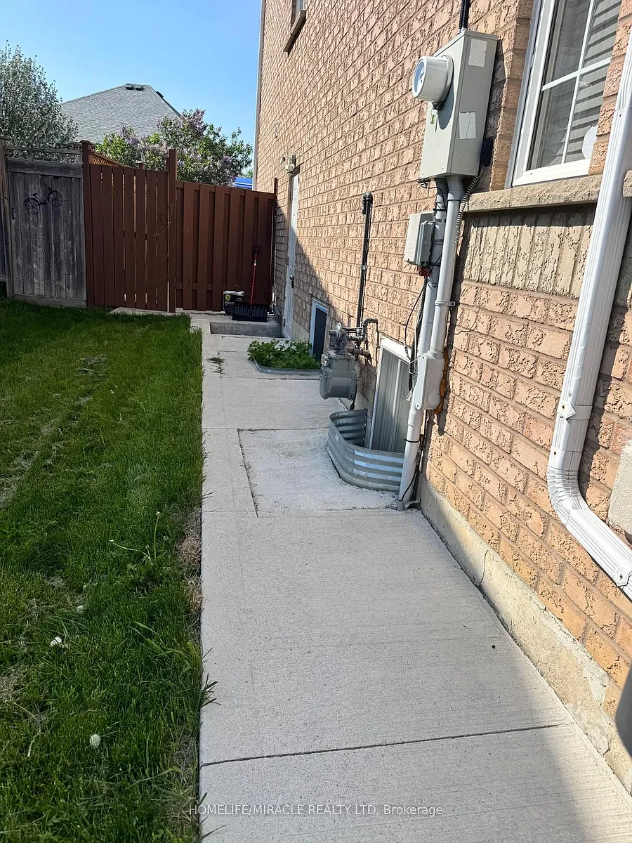 Building Photo - 120 Viceroy Cres #2
